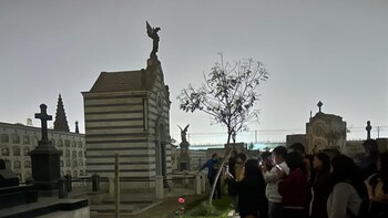 Cementerios abren recorridos nocturnos como