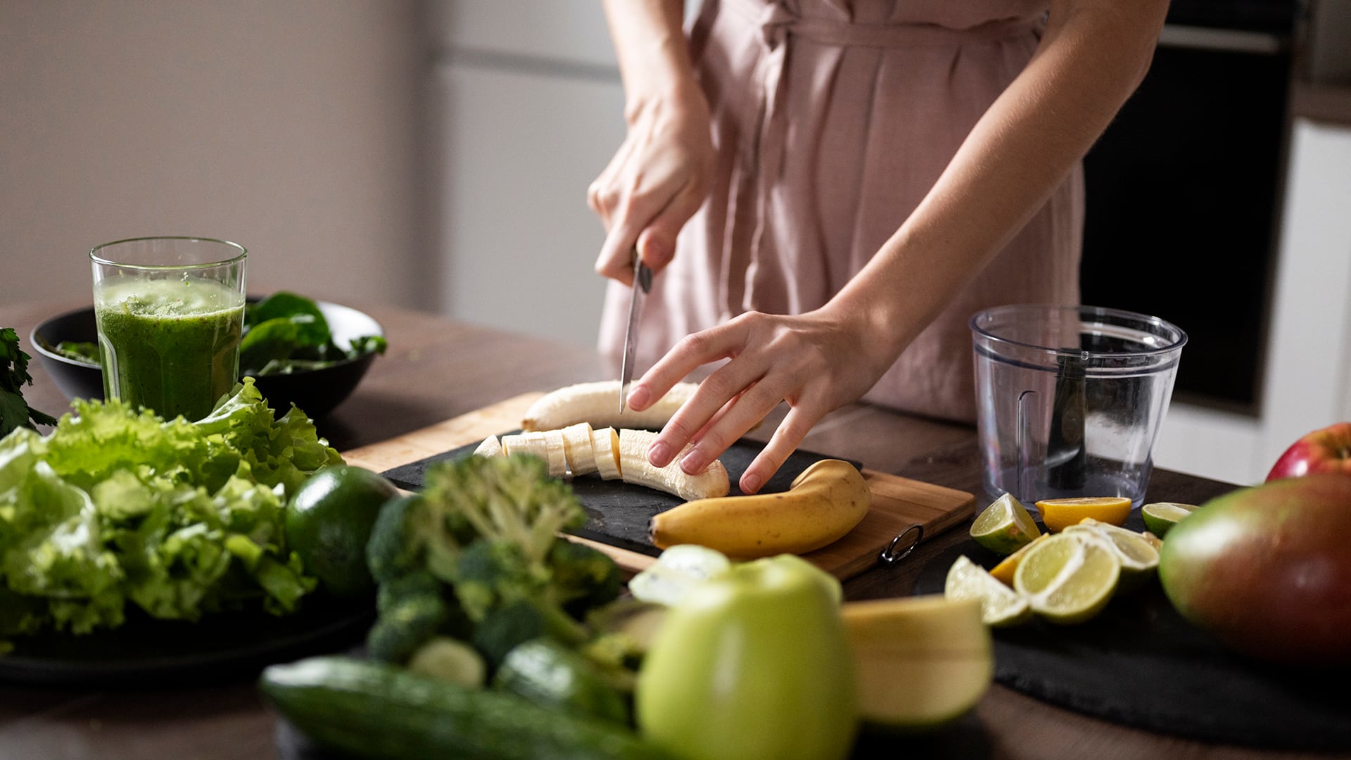 Los especialistas desaconsejan las dietas detox y las rutinas de ejercicio extremas (Freepik)