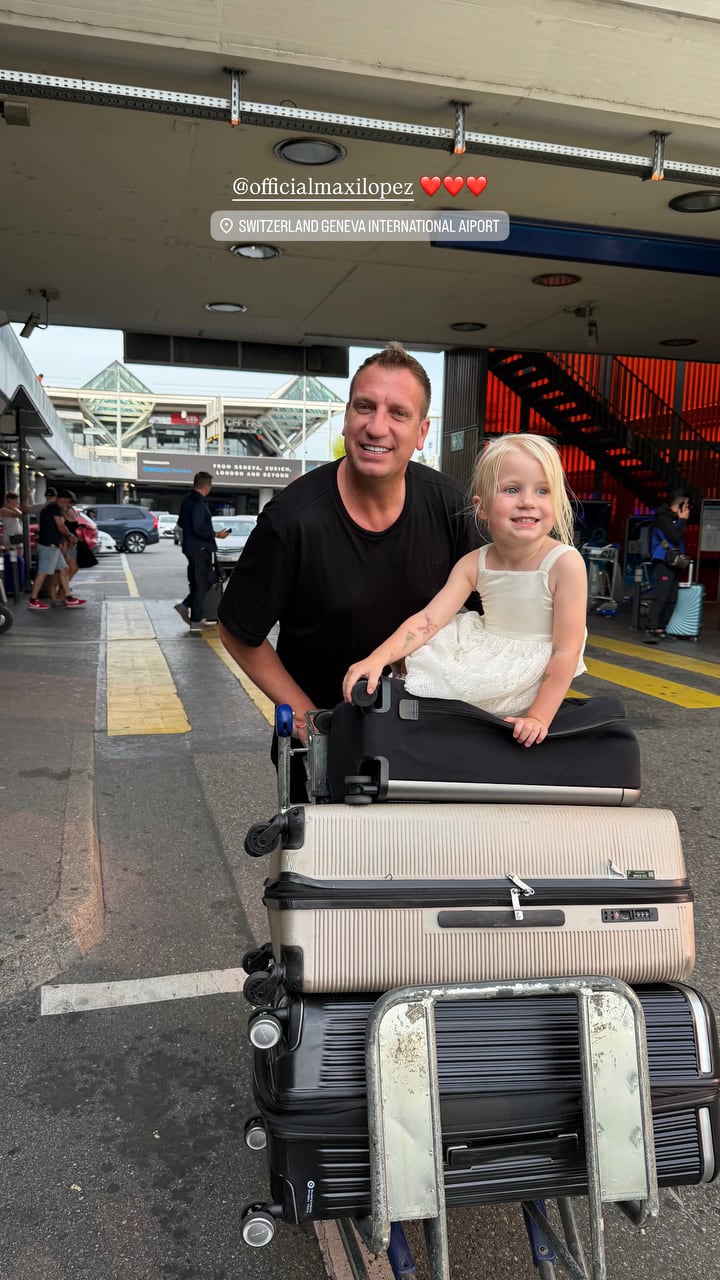 Maxi López posa sonriente junto a su hija Elle sentada sobre maletas en el Aeropuerto Internacional de Ginebra, Suiza, tras su regreso del Mundial.