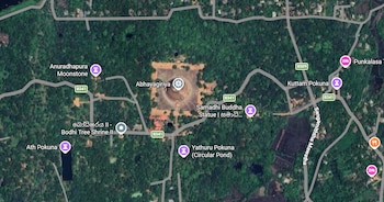 Vista aérea de mapa satelital con caminos grises, áreas verdes y marcadores morados sobre el sitio histórico de Anuradhapura