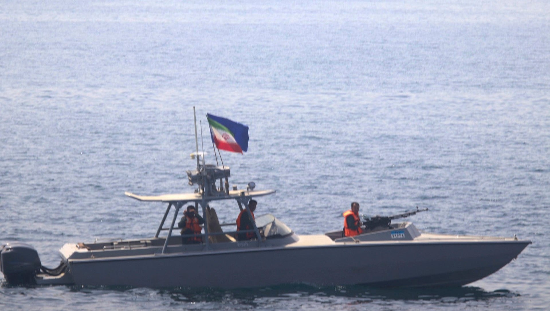 El régimen de Irán amenaza con bloquear el Estrecho de Ormuz (U.S. Navy via AP)