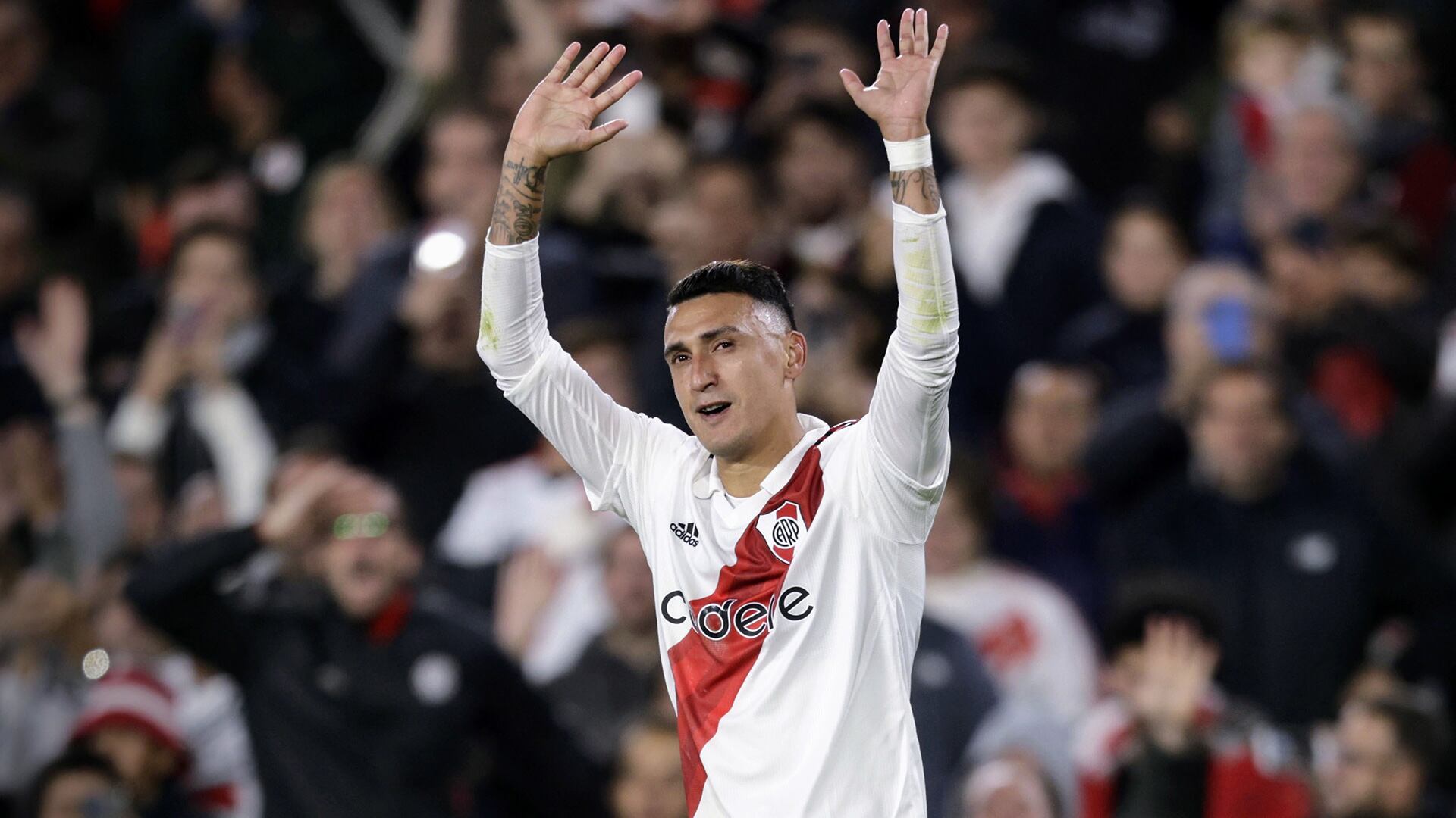 El atacante celebra un gol con la casaca del Mllonario (@fotobairesarg)