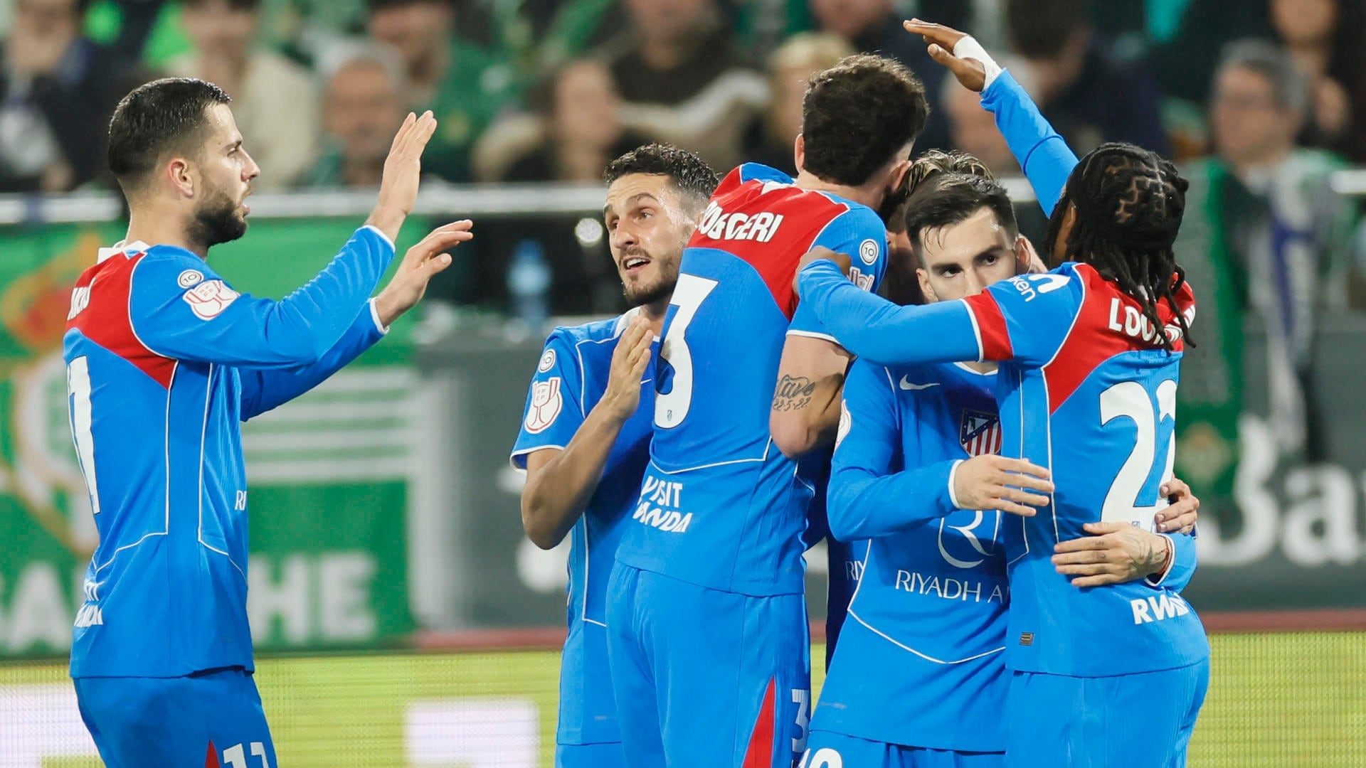 Los jugadores del Atlético de Madrid celebrando un gol ante el Betis en Copa del Rey (EFE/Jose Manuel Vidal)