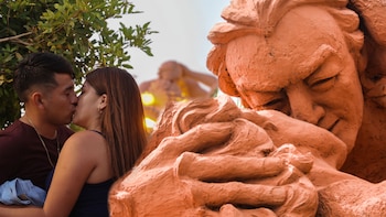 "El beso" es una escultura