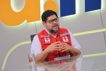 René Aparicio, director del voluntariado de la Cruz Roja Salvadoreña, durante su participación en la entrevista AM, donde explicó el despliegue operativo de la institución en la temporada agostina (Cortesía: Entrevista Am).