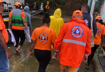 Miembros de la Defensa Civil