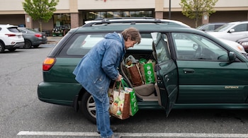 Dejarte las bolsas de la compra en el asiento trasero del coche puede costarte 200 euros de multa