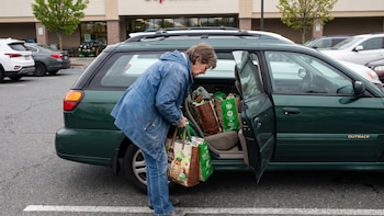 Cargar las bolsas de la compra en el asiento trasero del coche puede costarte 200 euros de multa