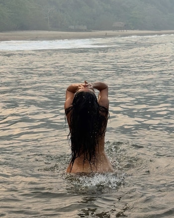 Salma Hayek celebra sus 60 años con una sesión de fotos desnuda en el mar