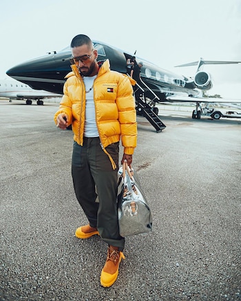 Maluma junto a su avión