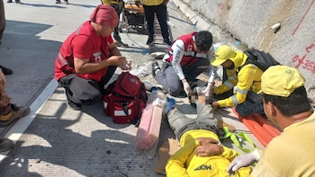 Un trabajador de Obras Públicas sufre caída desde varios metros en la carretera al Puerto de La Libertad, El Salvador
