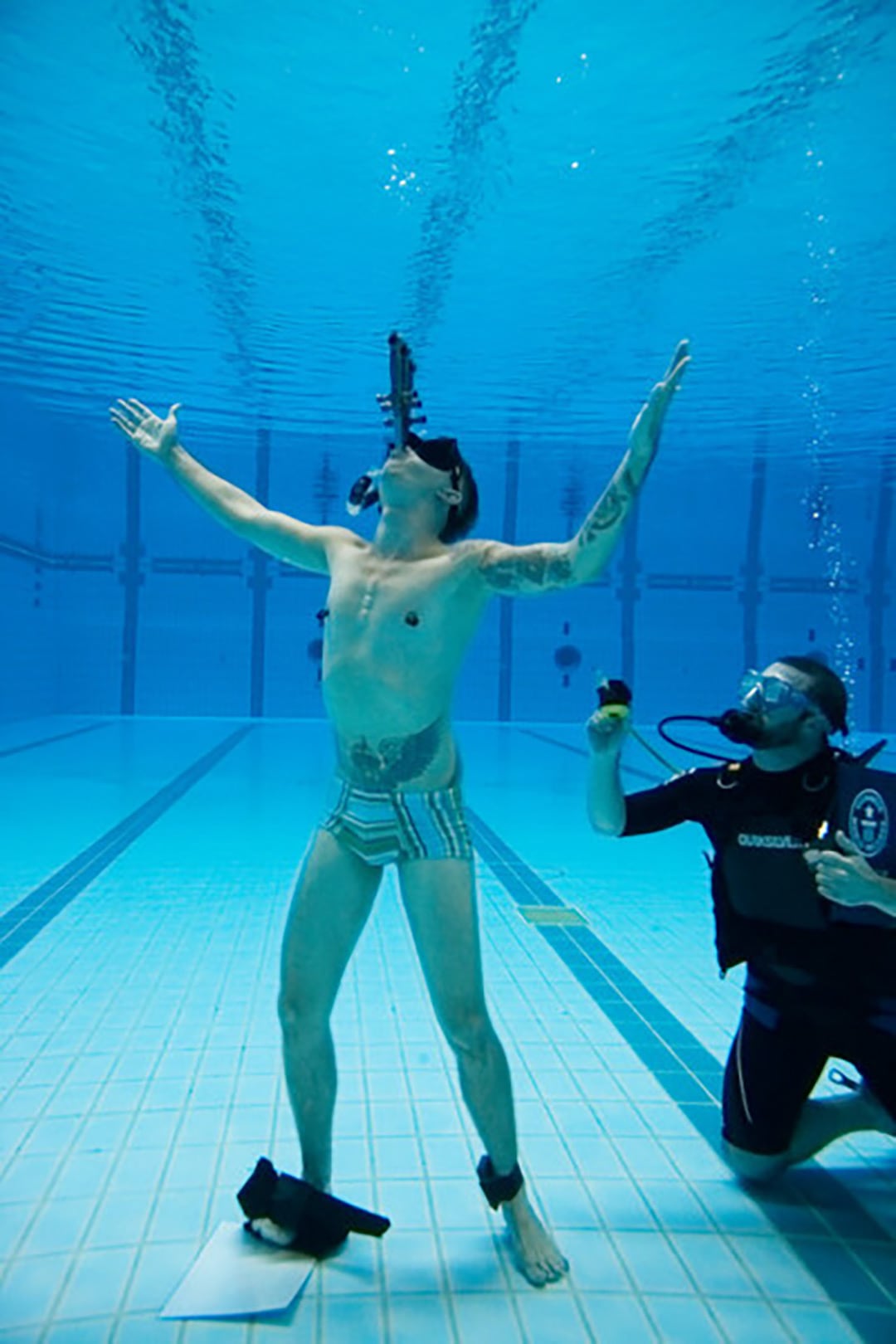 Space Cowboy tragó cuatro espadas bajo el agua en una pileta de Milán en 2014 y completó la prueba en una sola respiración (Guinness World Records)