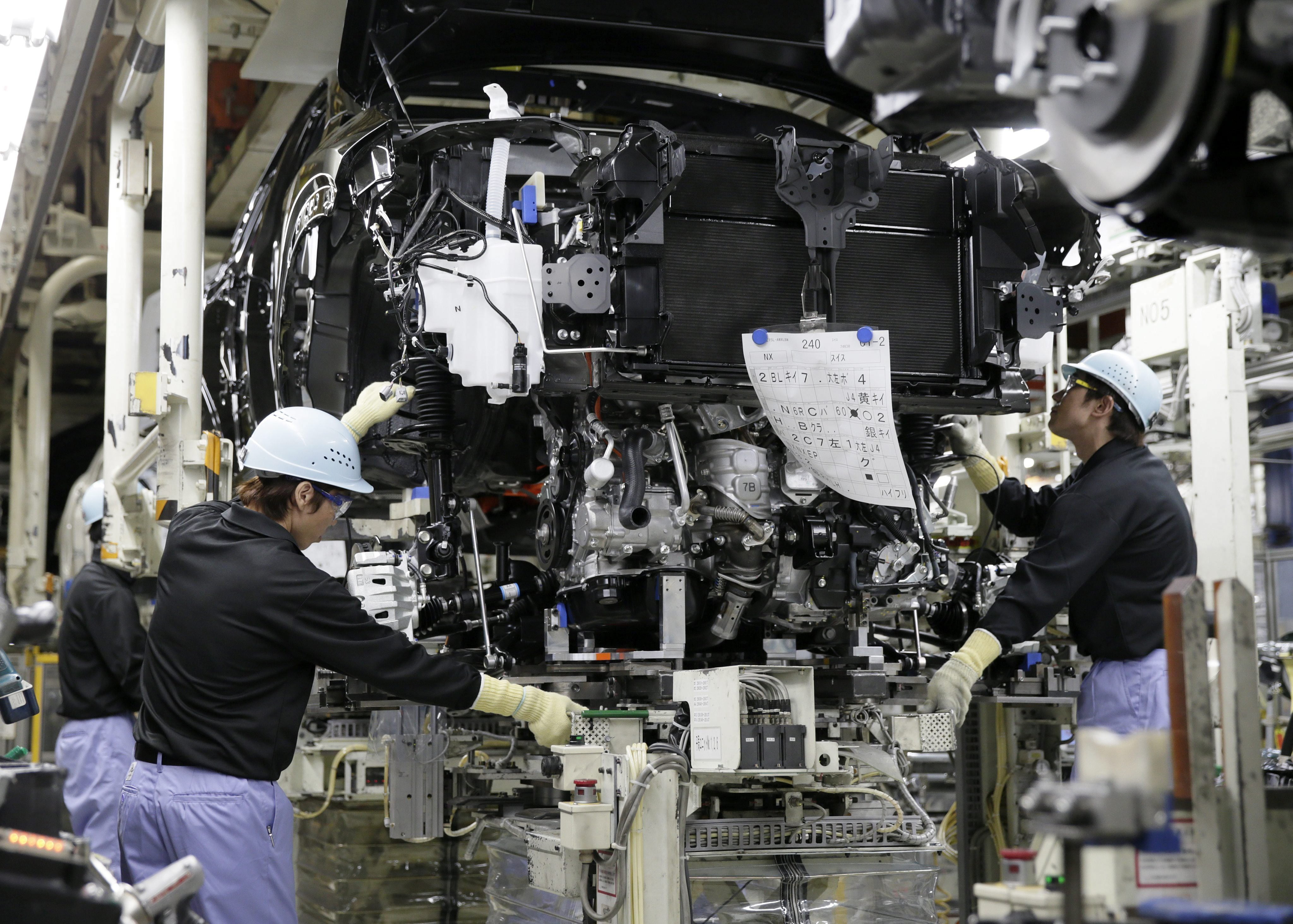 Fotografía de archivo en la que se registró a un grupo de trabajadores de la automotriz japonesa Toyota, al ensamblar un automóvil en una línea de montaje de la fábrica de Miyawaka, en Fukoka (Japón). EFE/Kimimasa Mayama