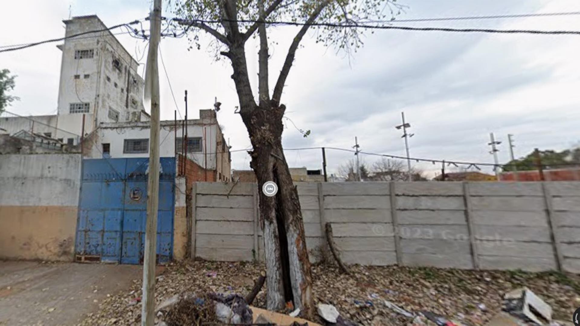Una de las fábricas, lindante con las canchas de tenis, en Lomas de Zamora, que se incendió durante la madrugada (Google Maps)