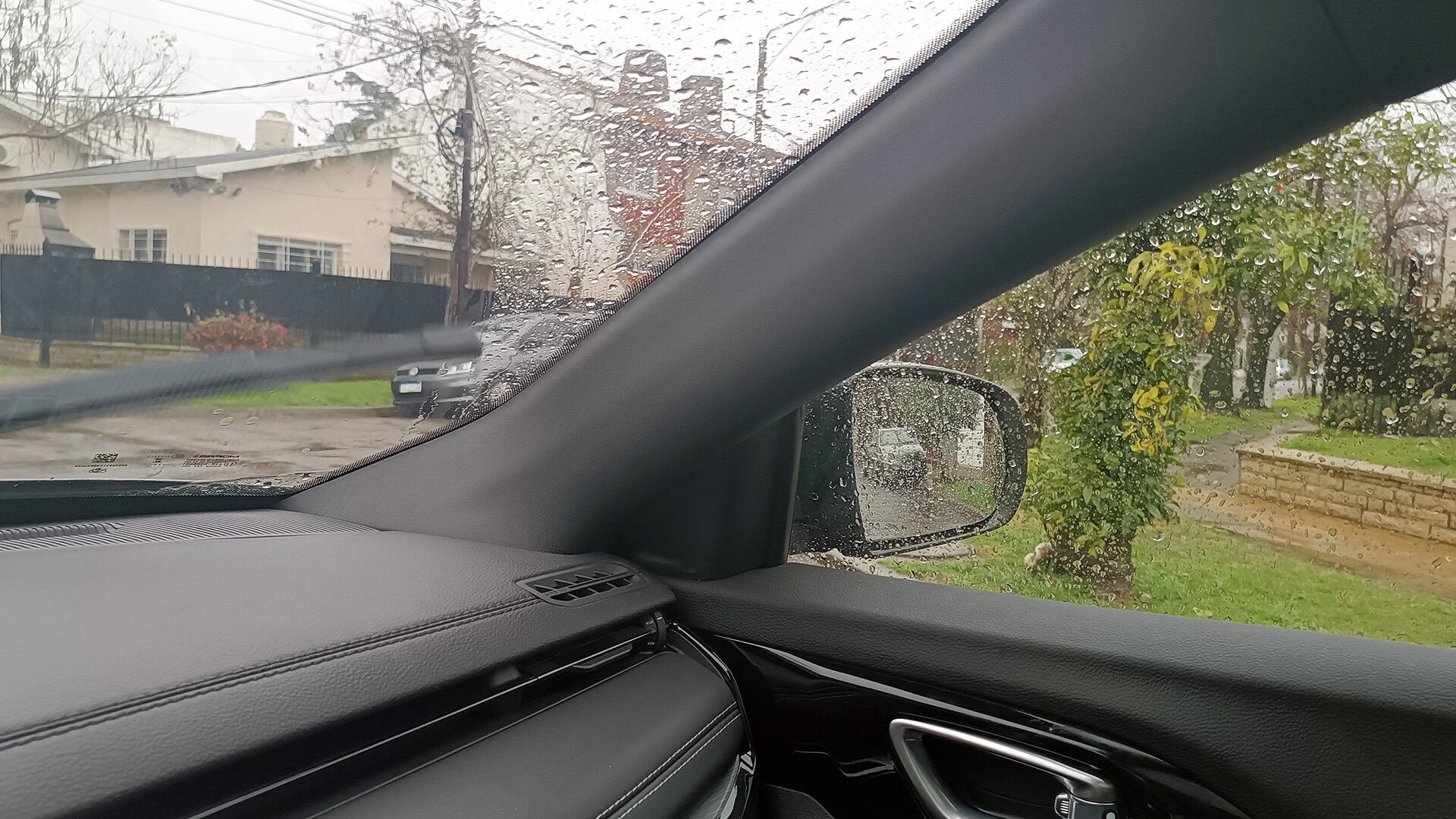 El Pilar A y el espejo exterior obstaculizan el campo visual del conductor. Los días de lluvia, la ventanilla se salpica e incrementa la dificultad para ver obstáculos o personas