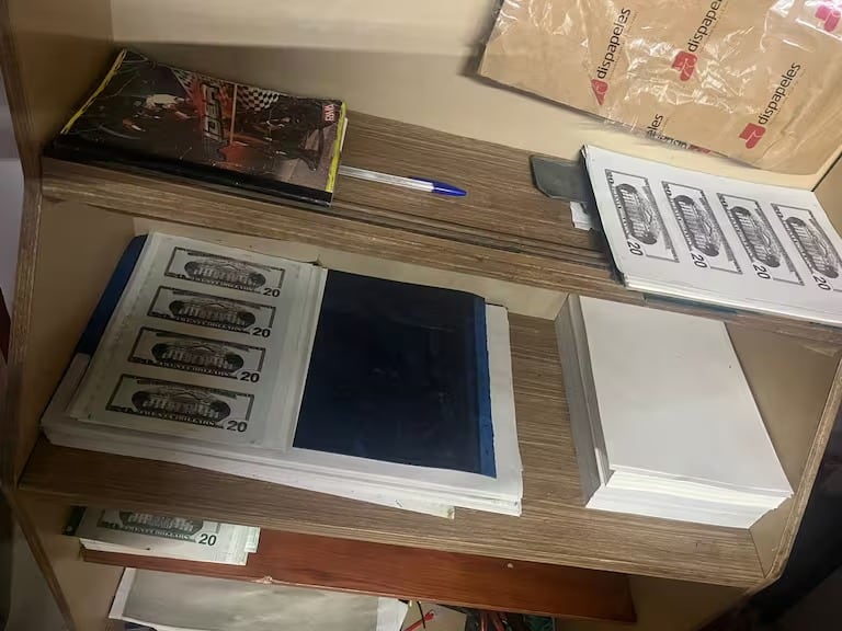 Un operativo en Caldono, Cauca, halló pliegos de billetes falsos de 50 dólares por un valor nominal de USD 1,6 millones dentro de una fábrica clandestina - crédito Ejército Nacional de Colombia