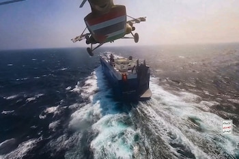n helicóptero Houthi sobrevolando el carguero "Galaxy Leader" mientras se apoderan de él en el Mar Rojo