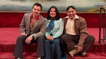 El videoclip de “Coming Up Roses” incorpora a la pareja que se comprometió durante un concierto de Harry Styles