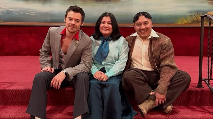 El videoclip de “Coming Up Roses” incorpora a la pareja que se comprometió durante un concierto de Harry Styles