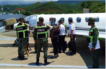 Momento en que funcionarios militares