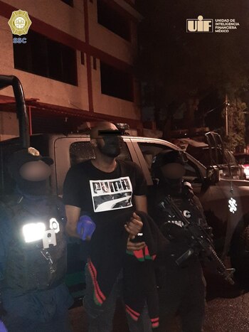 Al menos son cinco integrantes