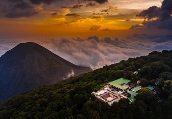 El volcán de Izalco enmarca el desfile de 28 marcas nacionales, destacando el vínculo entre naturaleza, turismo y diseño local. (Foto cortesía Secretaría de Prensa de la Presidencia)