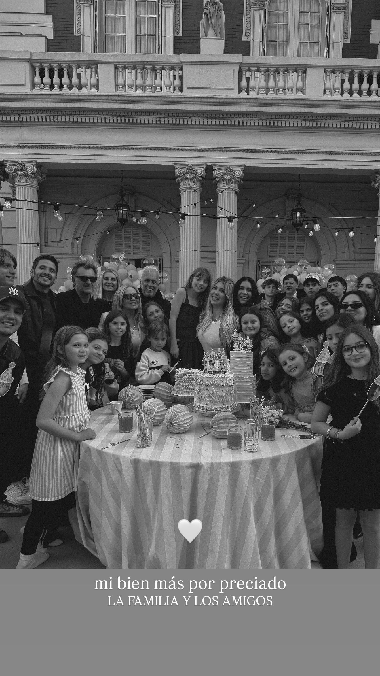 Wanda Nara y sus allegados posan junto a Isabella Icardi alrededor de la mesa dulce durante la celebración de su décimo cumpleaños