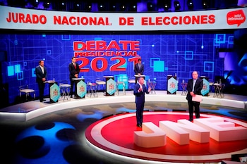 Los candidatos a la presidencia de Perú, Yonhy Lescano del partido Acción Popular, Daniel Salaverry del partido Somos Perú, Julio Guzmán del Partido Morado, Rafael Santos del Perú Patria Segura y Rafael López Aliaga del Renovación Popular, participan el 30 de marzo de 2021 en la tercera fecha de los debates organizados por el Jurado Nacional de Elecciones en el marco de las Elecciones 2021 en Lima (Perú). EFE/Sebastian Castañeda