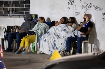 Miles de personas pasaron la noche fuera de sus casas en Caracas y otras ciudades por temor a nuevas réplicas y derrumbes. (EFE/ Rayner Peña R)