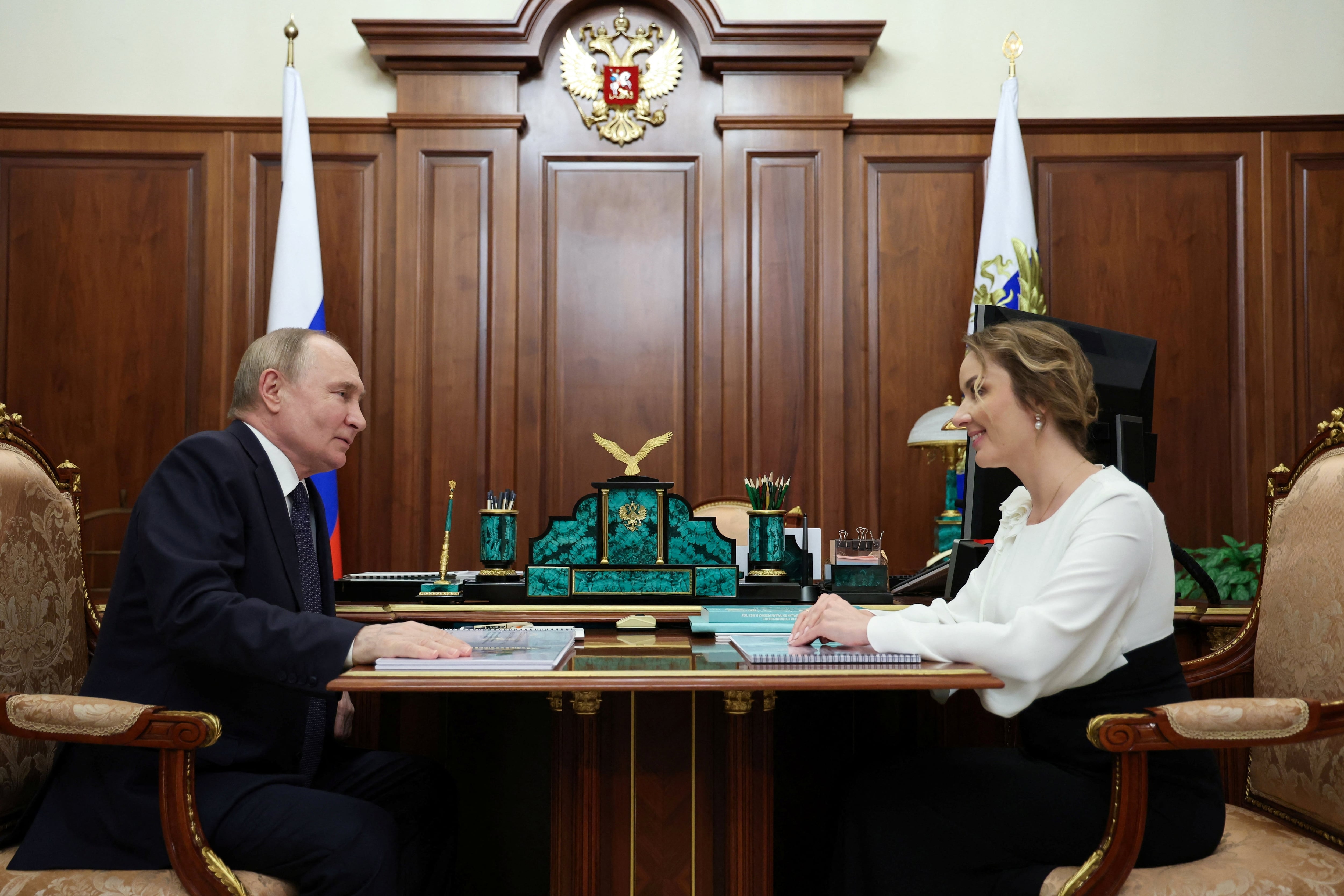 Putin junto a Maria Alekseyevna Lvova-Belova, Comisionada para los Derechos del Niño en la Oficina del Presidente de la Federación Rusa. Ambos son acusados de crímenes de guerra por la deportación ilegal de niños ucranianos (Sputnik/Alexander Kazakov/REUTERS)