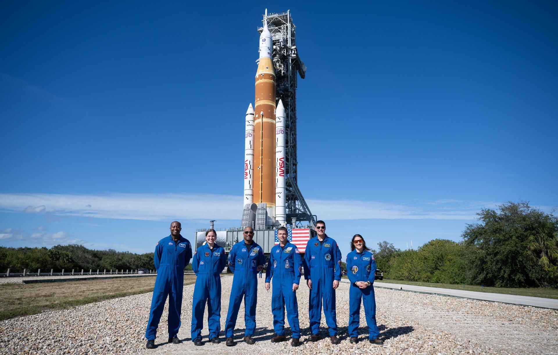Astronautas con la nave Orion de fondo (NASA)