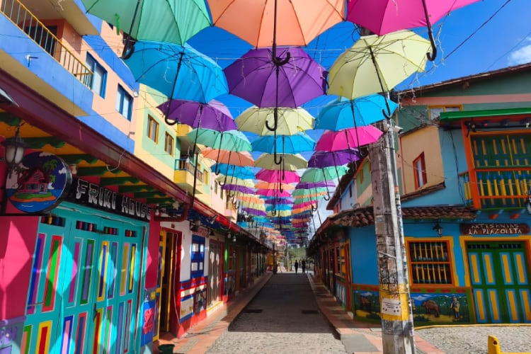 El municipio complementa la visita con sus fachadas decoradas con zócalos, calles empedradas y el Malecón - crédito Jimmy Nomesqui / Infobae