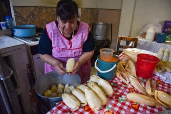 La preparación de los tamales (FOTO: CRISANTA ESPINOSA AGUILAR /CUARTOSCURO)