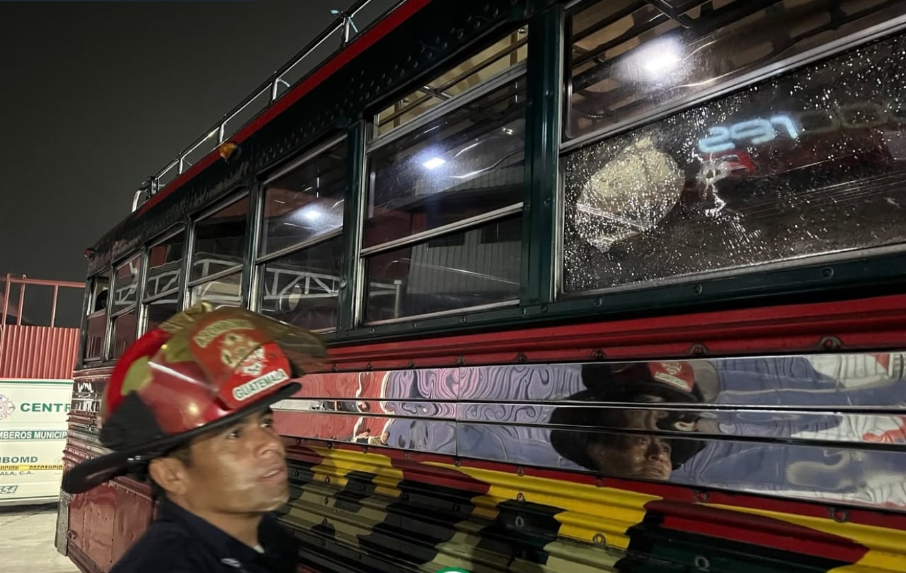 Un grupo armado persiguió y disparó contra un autobús de Transportes Esmeralda en la ruta al Pacífico hacia Amatitlán. (Bomberos Municipales Departamentales)