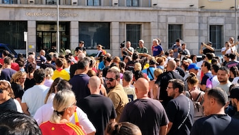 Cientos de ceutíes se concentran frente a la Delegación del Gobierno para protestar por la gestión de la crisis