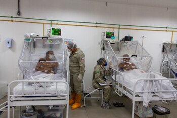Enfermeras controlan a los pacientes