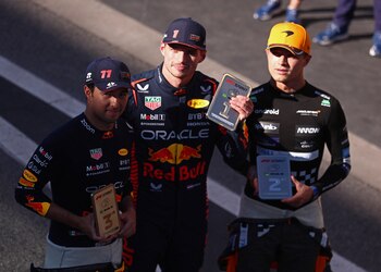 Checo Pérez fue sancionado por un contacto con Lando Norris en el GP de Abu Dabi (REUTERS/Carla Carniel)