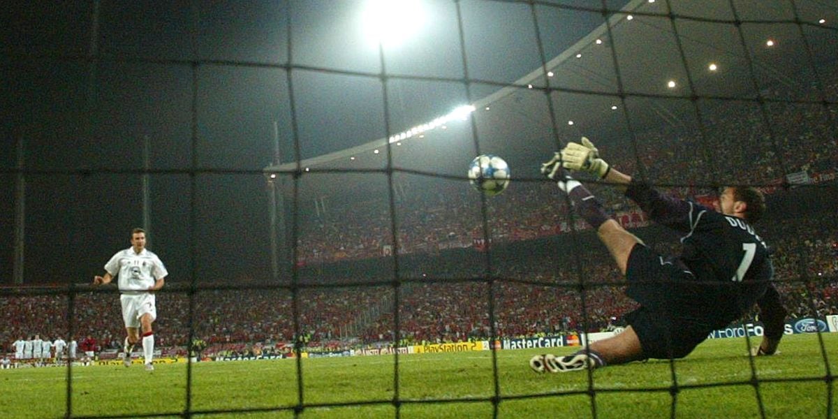 La atajada decisiva de Jerzy Dudek a un penal de Shevchenko definió el título de la UEFA Champions League 2005 (AP)
