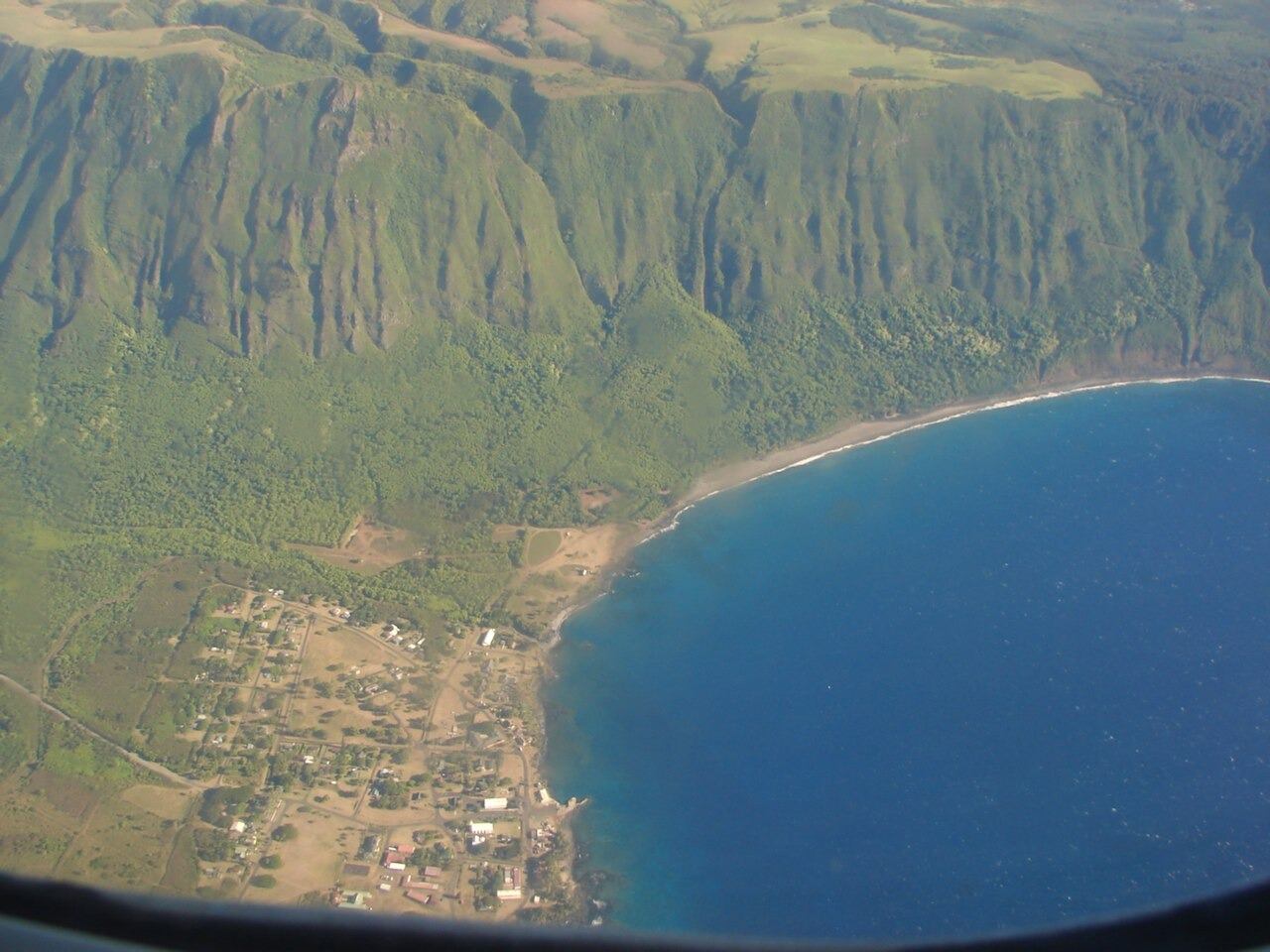 Las paredes de Kalaupapa superan los 1.000 metros y delimitan la península de Molokai