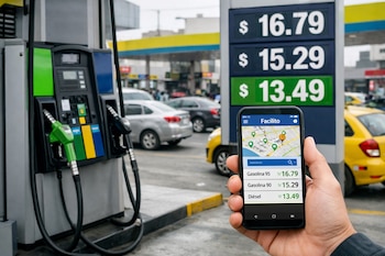 Una mano sostiene un smartphone con la aplicación Facilito que muestra precios de combustible. Al fondo, un surtidor de gasolina y una pizarra digital con precios en soles.