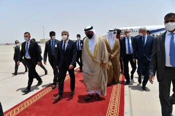 El ministro de Relaciones Exteriores de Israel, Yair Lapid, es recibido a su llegada a Abu Dabi, Emiratos Árabes Unidos, el 29 de junio de 2021. Shlomi Amsalem / Oficina de Prensa del Gobierno (GPO) / a través de REUTERS