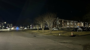 Una patrulla policial con luces