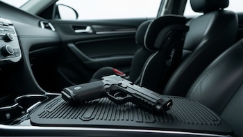Niño de 2 años muere tras recibir un disparo de su primo de 4 años que encontró un arma sin resguardo en un auto