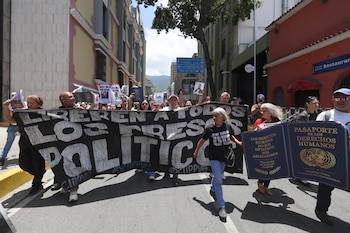 Personas se manifiestan afuera de la Cancillería de Venezuela este viernes en Caracas (Venezuela) (EFE/ Miguel Gutierrez)