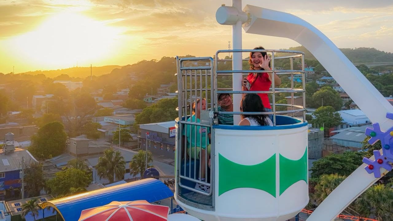 Las cifras difundidas por la Presidencia reflejan un incremento frente a 2025 en esos cinco días, y el Gobierno lo vincula con el refuerzo de la seguridad y la oferta de destinos como Sunset Park en La Libertad (Foto cortesía Secretaría de Prensa de la Presidencia)