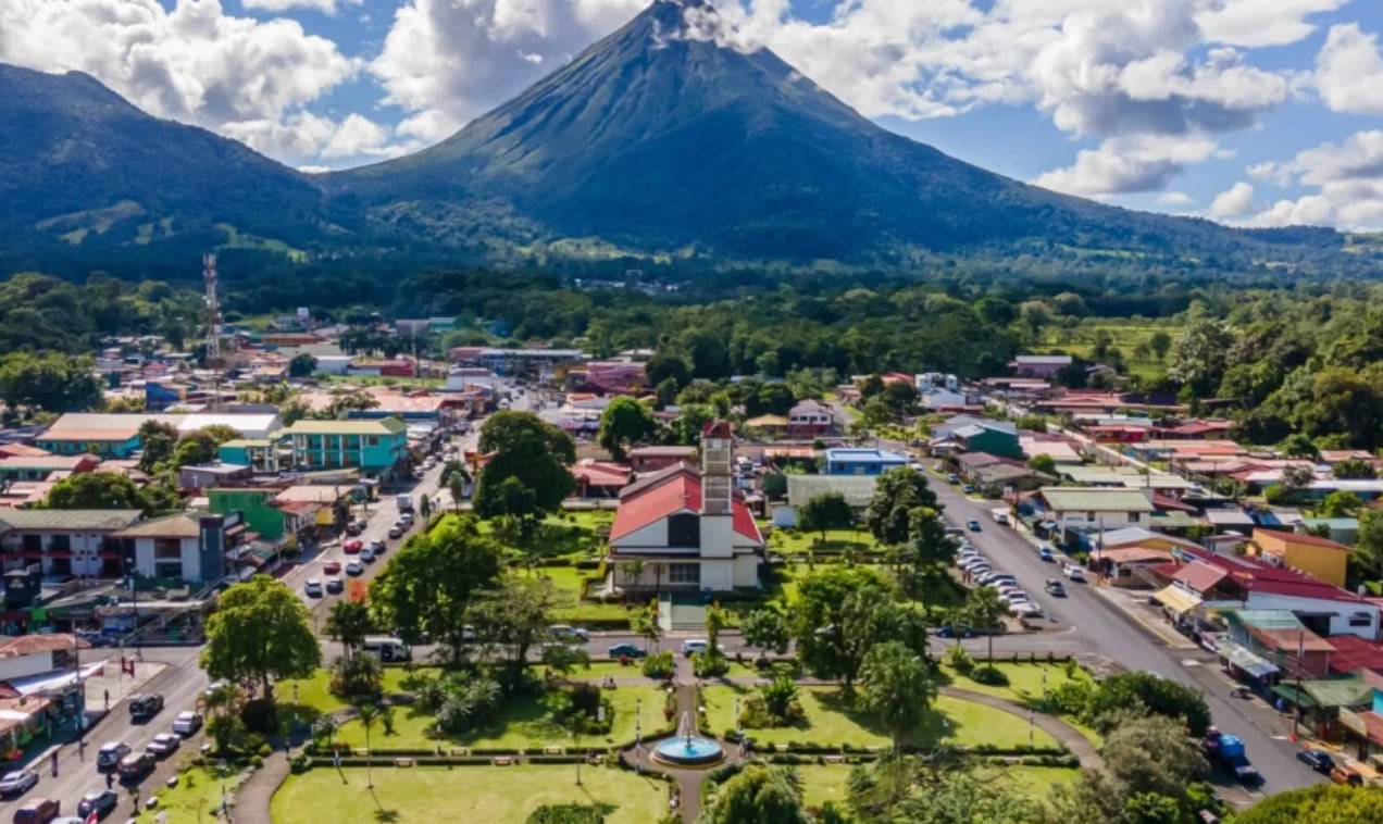 El BCCR informó que, aunque la economía local continuará creciendo en el periodo 2026-2027, el ritmo será más lento que lo anticipado meses atrás. Cortesía: La Fortuna Costa Rica