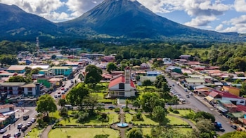 La Fortuna, en Costa Rica, entre los 15 mejores destinos del mundo para viajar solo en 2026