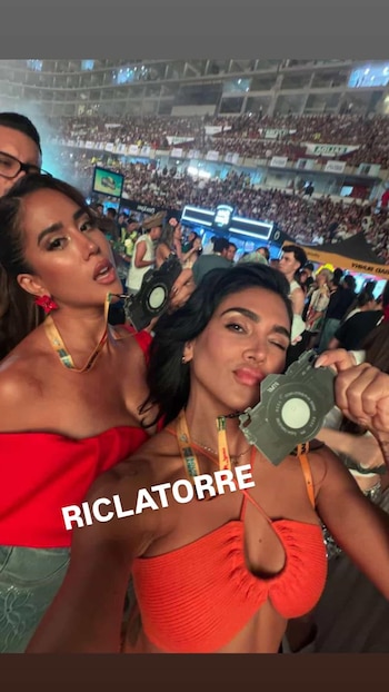 Melissa Paredes y Vania Bludau