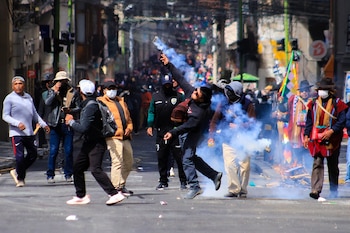 Manifestaciones y bloqueos en Bolivia en medio de la creciente crisis política y social que enfrenta el Gobierno de Rodrigo Paz Pereira tras semanas de protestas y tensiones institucionales - crédito Gabriel Marquéx/EFE