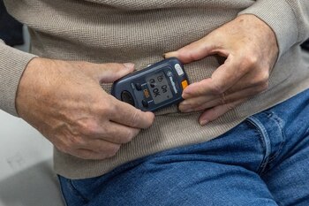 Marc Gauthier con el dispositivo